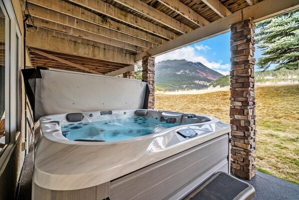Outdoor spa tub