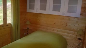 2 slaapkamers, een strijkplank/strijkijzer, reisbedje, beddengoed