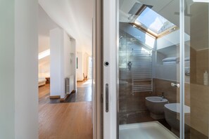 Appartement | Badkamer | Een douche, een bidet, handdoeken