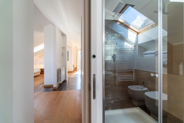 Appartement | Salle de bain | Douche, bidet, serviettes fournies