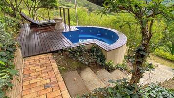 Deluxe-mökki, parveke, vuoristonäköala | 1 makuuhuone, untuvapeitot, minibaari, yksilöllisesti sisustettu