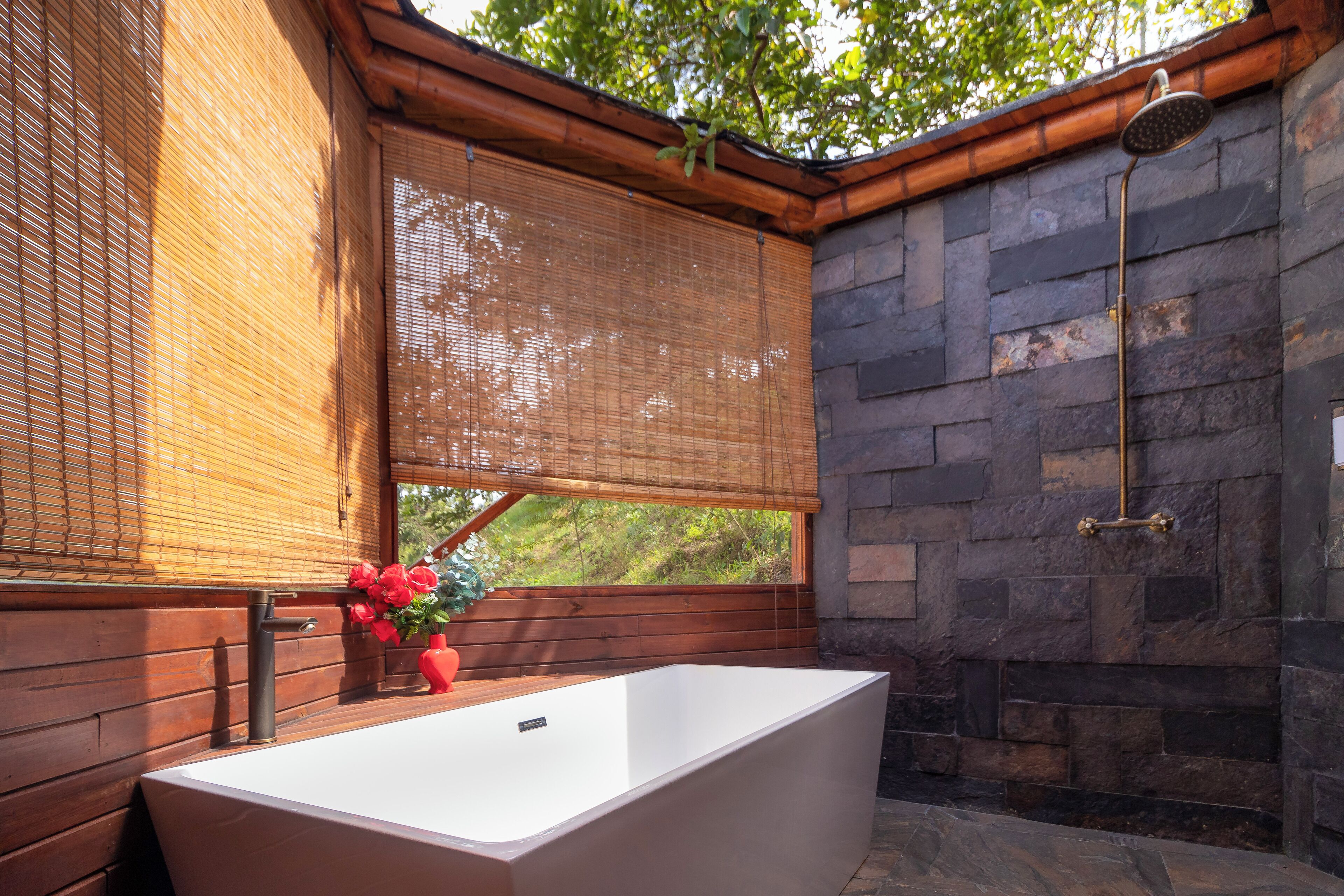 Deluxe Cabin, Balcony, Mountain View | Bathroom