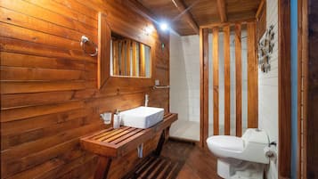 Deluxe Cabin | Bathroom