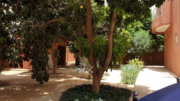 المنطقة المحيطة بالمنشأة