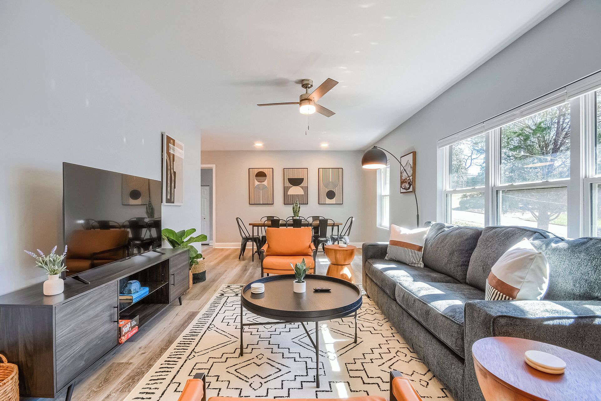 Modern Atlanta Haven! Sleeps 10 - 2 king beds, 2 desks, game room, full kitchen