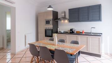 Kylskåp, mikrovågsugn, ugn och spishäll