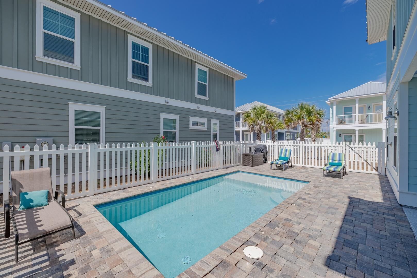 Southern Breeze - Private Pool - 100 feet from the Beach!