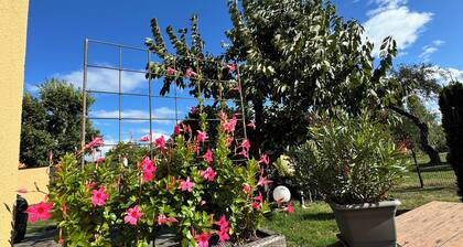 Hochwertiges Ferienhaus bei Potsdam, fußläufig zum Wasser. Haustierfreundlich!