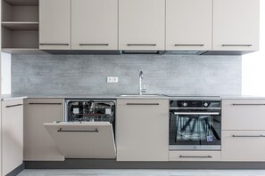 冷蔵庫、電子レンジ、オーブン、コンロ