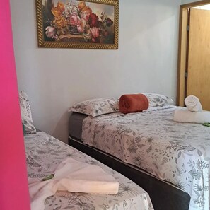 Quarto triplo conforto, varanda coberta | Roupas de cama premium, Wi-Fi de cortesia, roupa de cama
