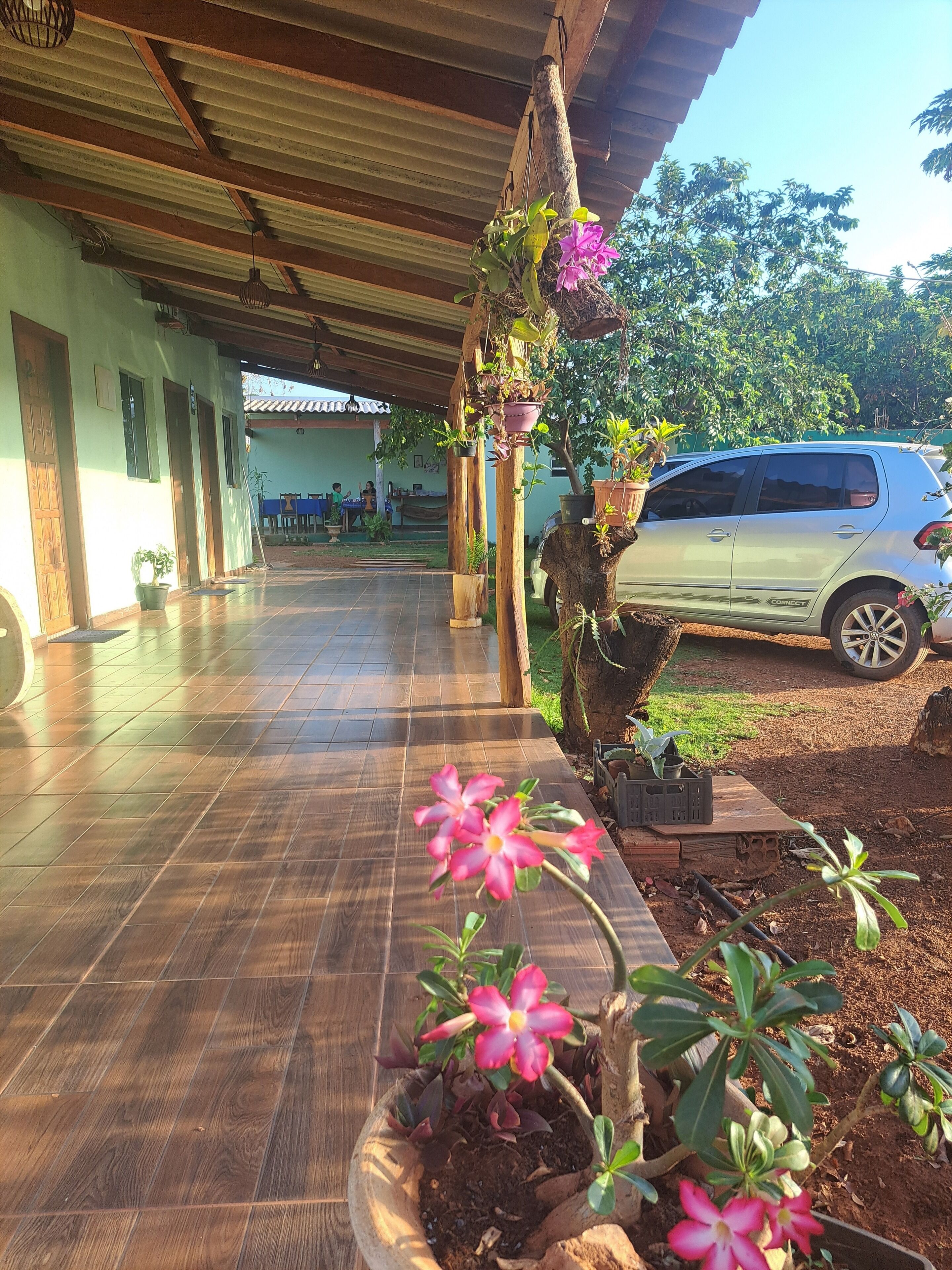 Quarto triplo conforto, varanda coberta | Área de estar | Smart TV