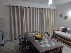 Departamento familiar, 1 habitación, balcón, vista a la alberca | Área de sala de estar | Smart TV de 21 pulgadas con canales vía satélite