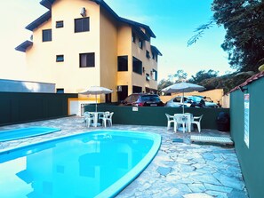 Apartamento conforto, sacada, vista para a piscina | Vista do quarto