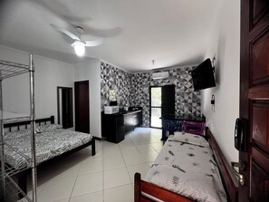 EstĂșdio clĂĄssico, sacada, vista para o pĂĄtio | 1 quarto, Wi-Fi de cortesia
