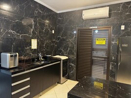 Utensilios de cocina, mesa de comedor