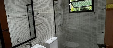 コンフォート スタジオ バルコニー マウンテンビュー | バスルーム | シャワー、石鹸、トイレットペーパー