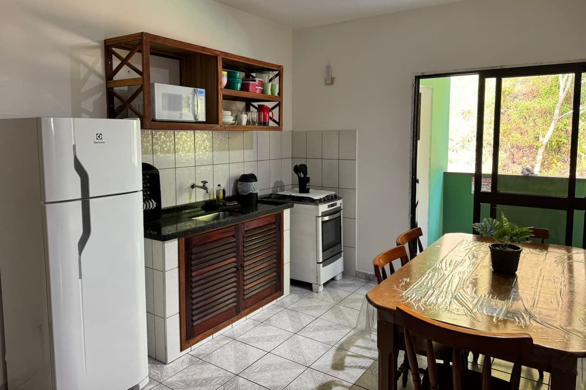 Comfort appartement, balkon, uitzicht op zwembad | Privékeuken | Kookgerei, borden en bestek, eettafels