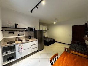 Estúdio conforto, sacada, vista para a montanha | Cozinha privada | Talheres/pratos/utensílios de cozinha, mesas de jantar