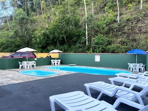 2 albercas al aire libre