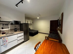Studio Confort, balcon, vue montagne | Coin séjour | TV connectée de 21 pouces avec chaînes par satellite