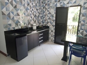 Estudio clásico, balcón, vistas al patio | Cocina privada | Utensilios de cocina y mesa de comedor