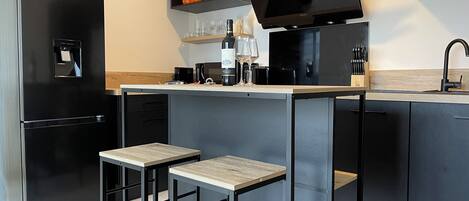 Réfrigérateur, four à micro-ondes, un four, surface de cuisson