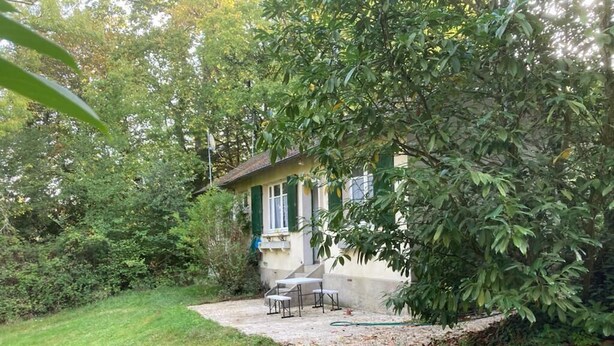 Une maison dotée d’un patio, entourée d’une végétation luxuriante.