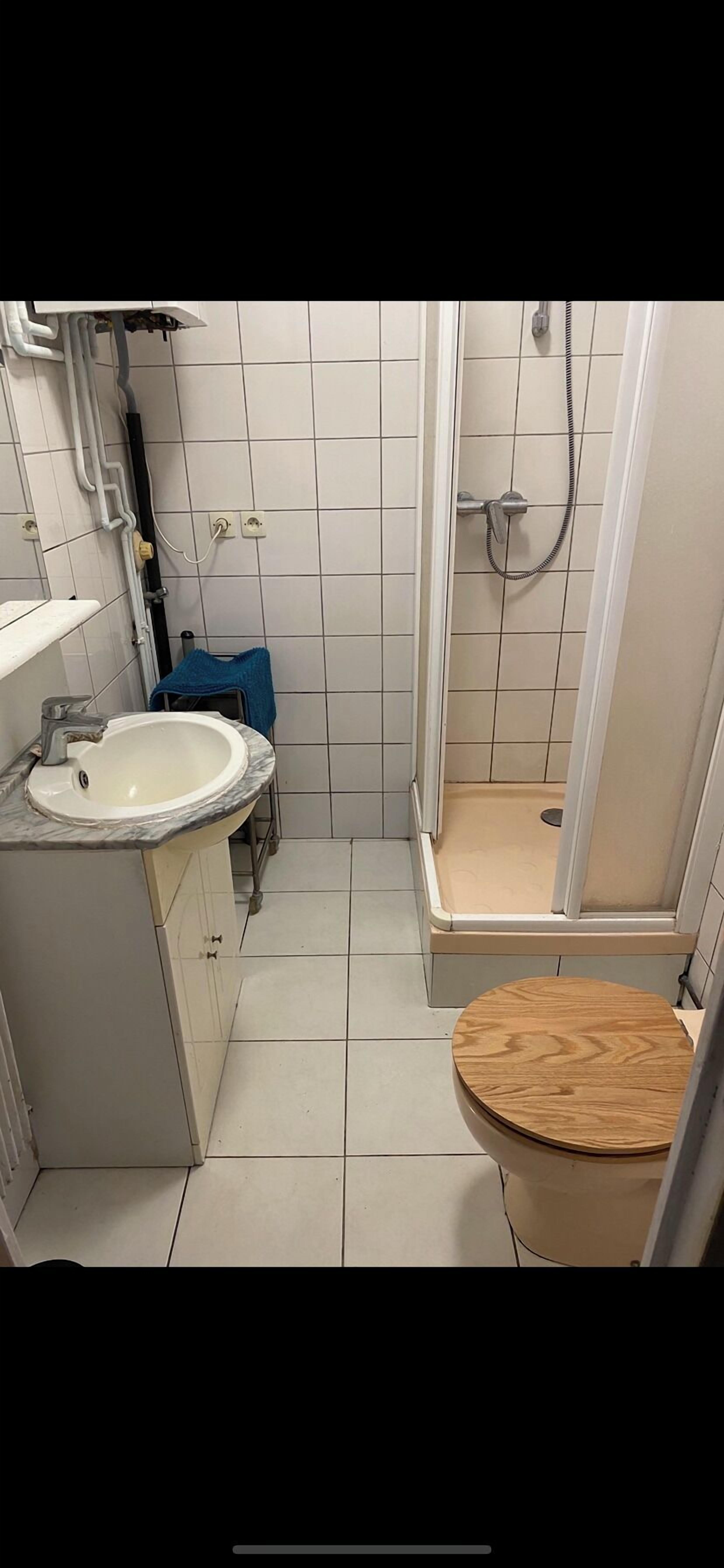 Regadera, secadora de cabello, toallas, jabón 