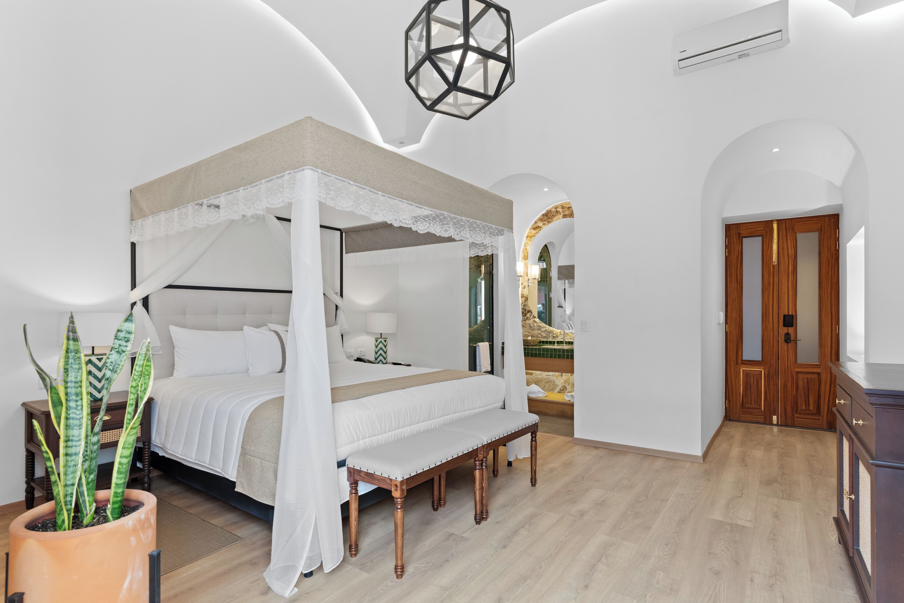 Desk, free WiFi, bed sheets