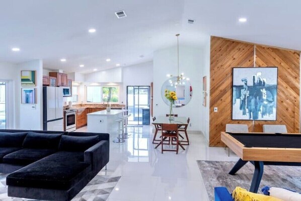 Smart TV, table football - Upscale Tampa Bay Dream Home Pool / Putting Green (Tampa)