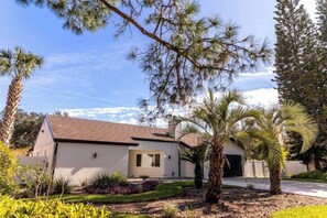 Exterior - Upscale Tampa Bay Dream Home Pool / Putting Green (Tampa)