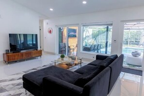 Smart TV, table football - Upscale Tampa Bay Dream Home Pool / Putting Green (Tampa)