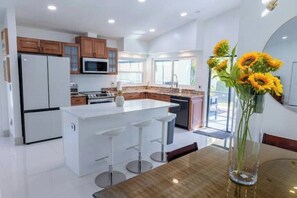 Geladeira, micro-ondas, fogão, cooktop