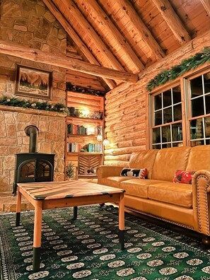 Smart TV, fireplace - Charming log cabin by Berkeley Springs w/ hot tub! (Hedgesville)