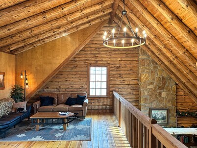 Charming log cabin by Berkeley Springs w/ hot tub!