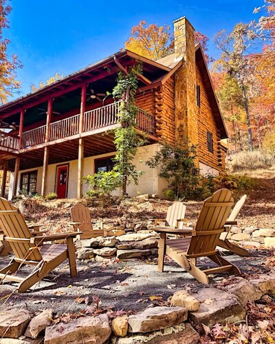 Charming log cabin by Berkeley Springs w/ hot tub!