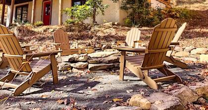 Charming log cabin by Berkeley Springs w/ hot tub!
