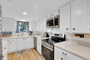 Køleskab, mikrobølgeovn, ovn, kogeplade