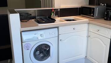 Geladeira, micro-ondas, fogão, cooktop