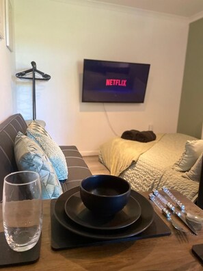 1 soverom, strykejern/-brett, internettilgang og sengetøy