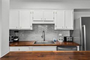 Condo, 1 King Bed (Sandy Pointe #211- Bream Island) | Private kitchen