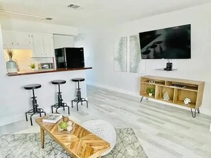 Apartment, 1 King-Bett (Sandy Pointe #211- Bream Island) | Wohnbereich | Fernseher