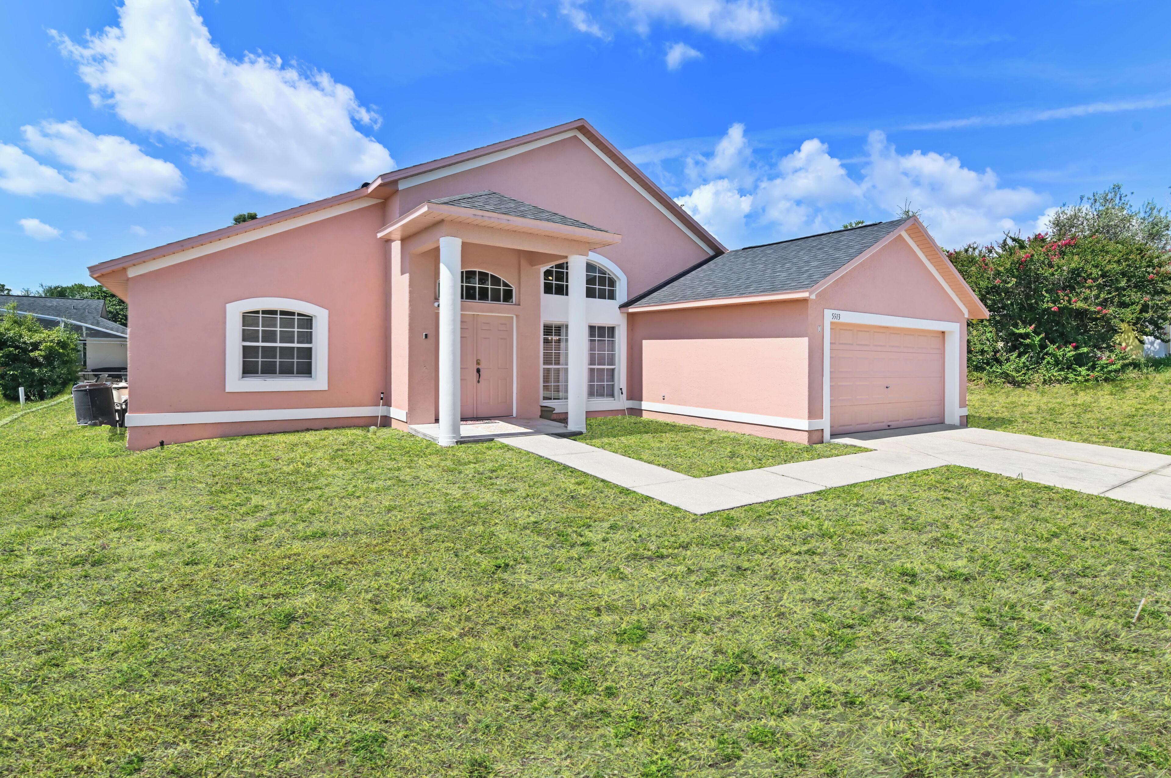 Four bedroom Pool Home in Central Florida minutes from theme parks and shopping