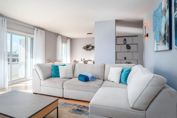 TV - Marina Serenity Apartment by Lisbeyond (Lagos)