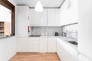 Køleskab, ovn, kogeplade, kaffe-/temaskine