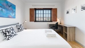 A bedroom with a large bed, a desk, and a window with a city view. - Dream Views of Porto - Private Apt in Gaia by Lisbeyond (Vila Nova de Gaia)