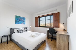 2 عدّة غرف نوم وواي فاي مجانًا وملاءات أسرّة