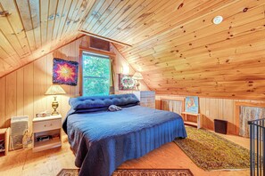 3 bedrooms, iron/ironing board, WiFi, bed sheets - Denmark Waterfront Cabin w/ Dock & Charcoal Grill! (Denmark)