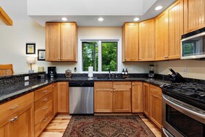 Fridge, microwave, oven, stovetop - Bluebird Mountain Home: Dog Friendly, No Step Master (Wintergreen Resort)