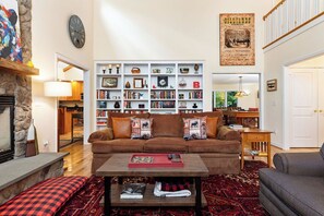 Smart TV, fireplace, video games, DVD player - Bluebird Mountain Home: Dog Friendly, No Step Master (Wintergreen Resort)